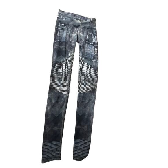 Niyama Sol camo leggings size small distressed jean look stretchy yoga feel - Picture 4 of 7